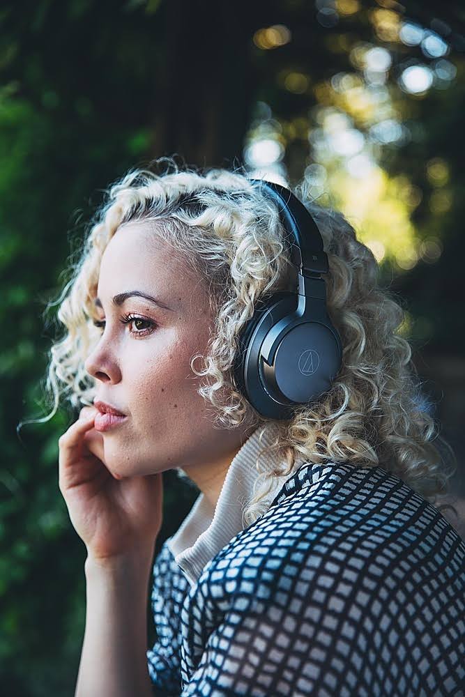 Wireless Over-Ear Headphones P4981