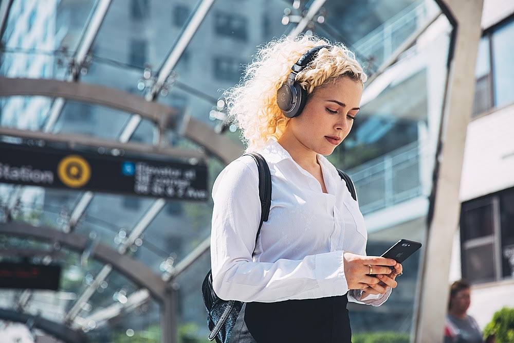 Wireless Over-Ear Headphones P4981