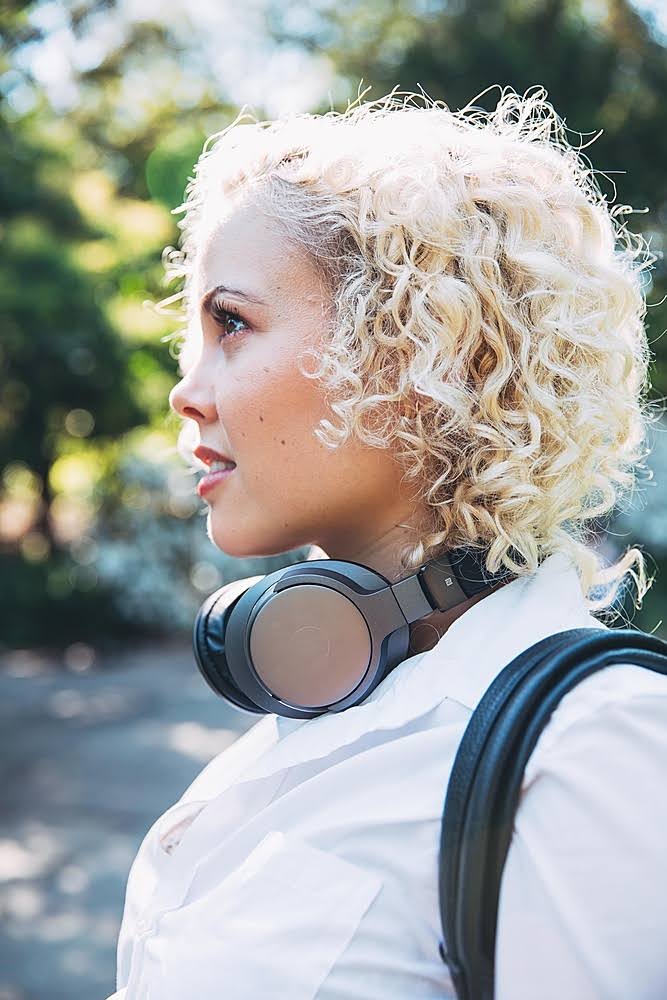 Wireless Over-Ear Headphones P4981